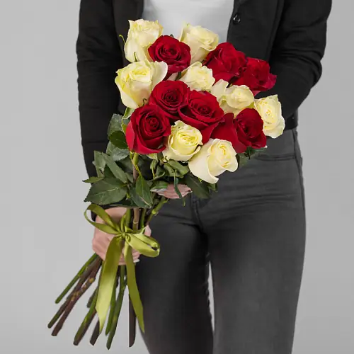 Букет из 15 Красно-Белых Роз