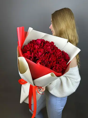 Букет из 15 красных роз в упаковке