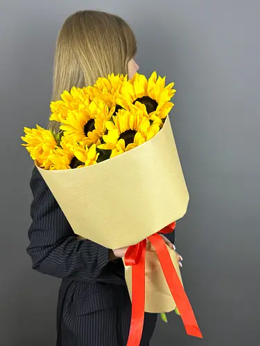 На фото №4 Букет живых цветов  из подсолнухов