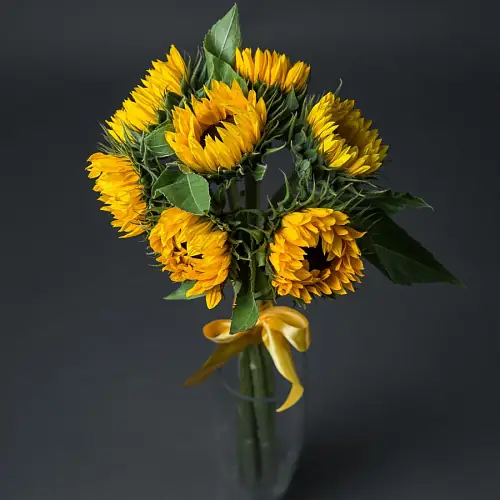На фото №2 Букет "7 Подсолнухов"