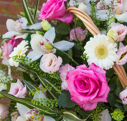 На фото №2 Корзина с розами и орхидеями