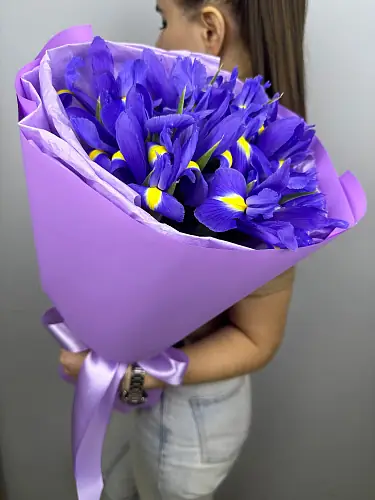 На фото №4 Букет живых цветов из 11 Ирисов в оформленный в дизайнерскую упаковку