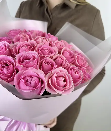 На фото №3 Букет из 25 розовых роз