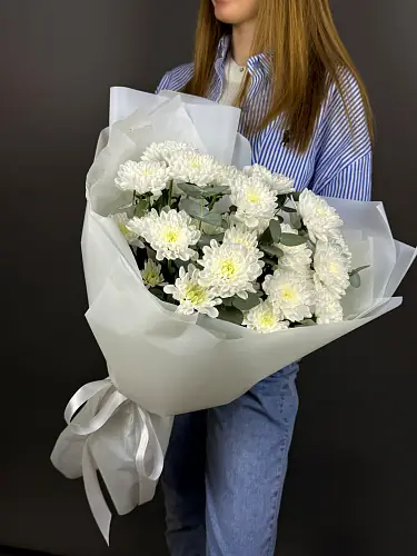 На фото №4 Букет из кустовой хризантемы и эвкалипта 