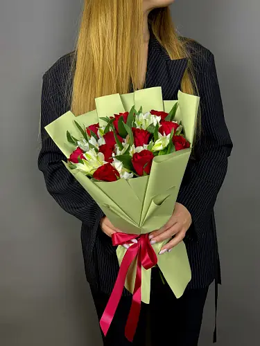 На фото №3 Букет из роз и альстромерий