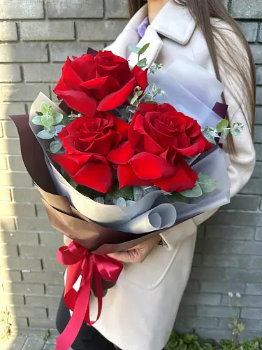 На фото №2 Букет живых цветов из 3 французских красных роз в дизайнерской упаковке