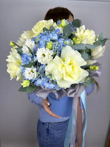 На фото №4 Голубая композиция с гортензией и розами 