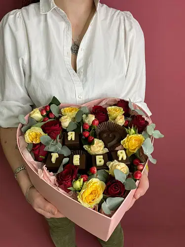 На фото №2 Шляпная коробка красных и белых роз с конфетами