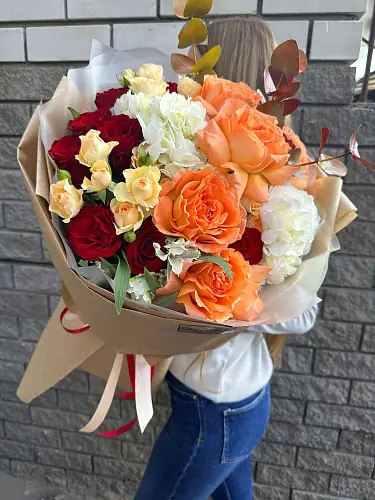 На фото №3 Яркий букет с розами и гортензией 