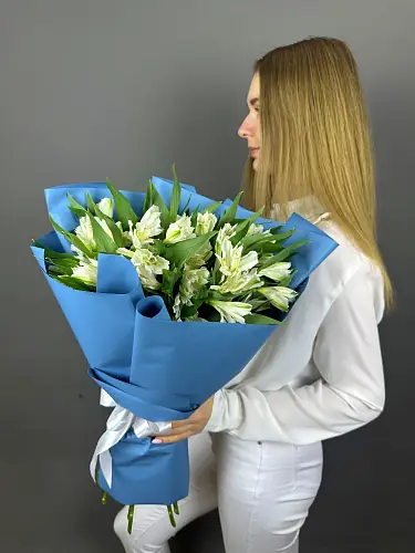 На фото №3 Букет белой альстромерии