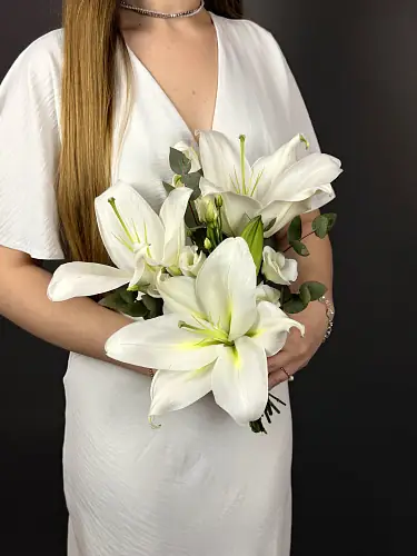 На фото №4 Свадебная композиция из белых лилий