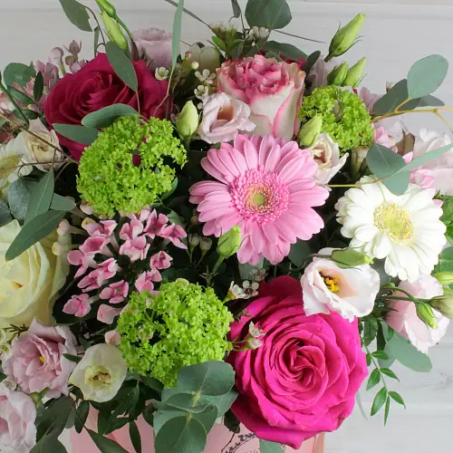 На фото №2 Шляпная коробка "Розовое вдохновение"