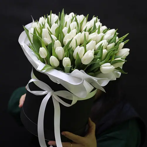 Композиция снежный тюльпан в шляпной черной коробке