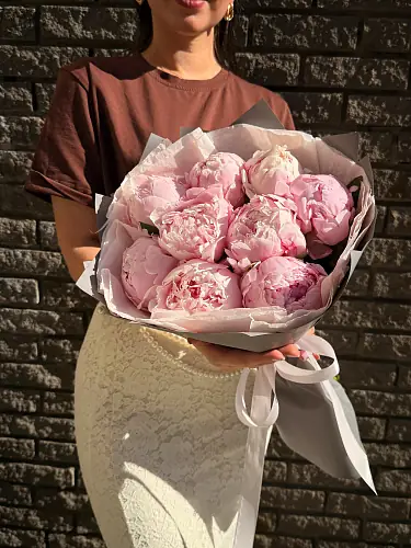 На фото №6 Букет из 9 нежных пионов 