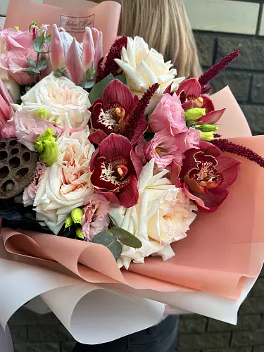 На фото №3 Букет из протей и роз 