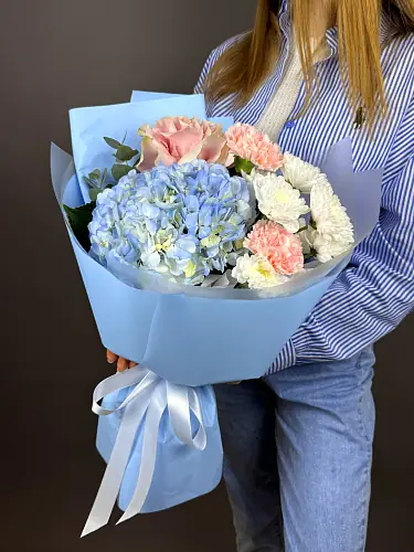 Нежный букет живых цветов с голубой гортензией в дизайнерской упаковке