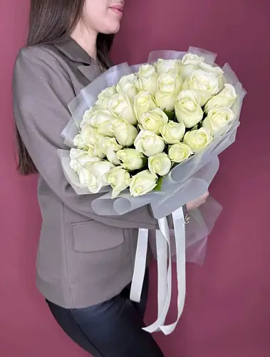 На фото №3 35 Белых Роз