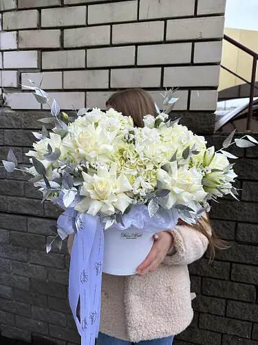 Шляпная коробка с гортензией и розами 