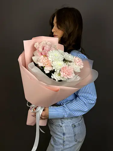 Нежный букет с диантусами и хризантемой