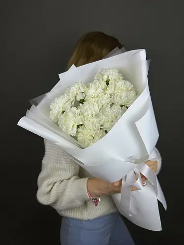 На фото №6 Букет живых цветов из 11 Белых гвоздик в дизайнерской упаковке