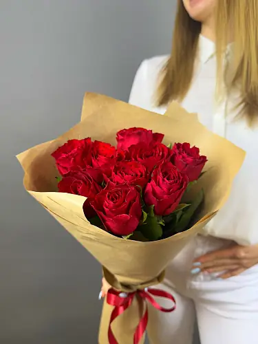 На фото №3 Букет живых цветов из красной розы