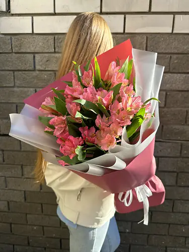 На фото №7 Букет живых цветов из 7 розовых альстромерий в дизайнерской упаковке