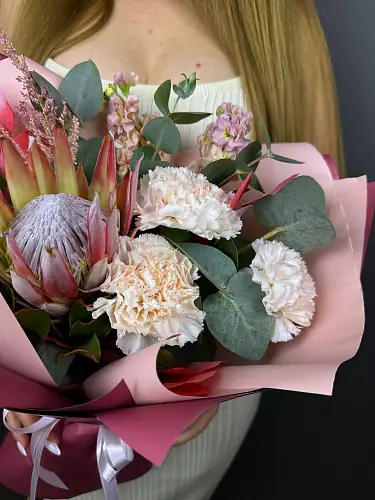 На фото №2 Протея с диантусами