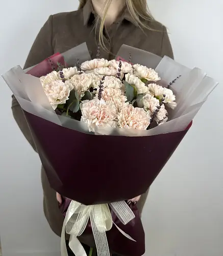 На фото №3 Букет живых цветов из Диантусов и Лаванды