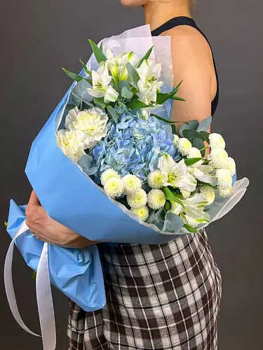 На фото №3 Букет с голубой гортензией и альстромерией