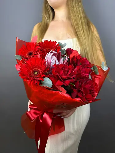 На фото №5 Букет красной розы и гербер