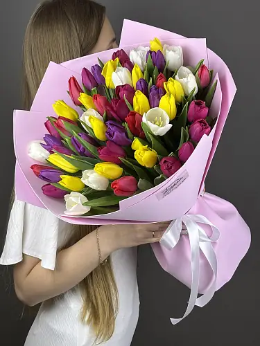 На фото №5 Букет из 51 разноцветного тюльпана 