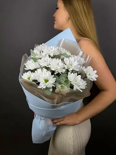 На фото №4 Кустовая хризантема с эвкалиптом