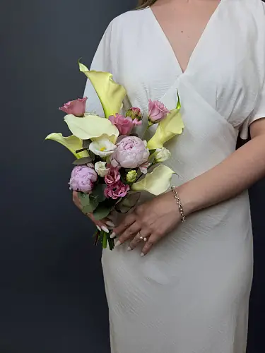 На фото №5 Свадебная композиция с пионами и каллами 