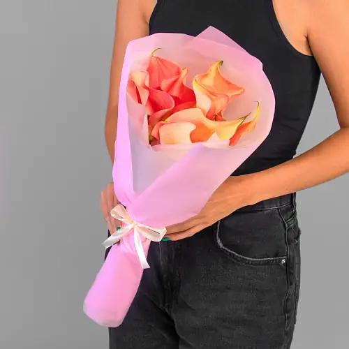 7 Розовых Калл в упаковке