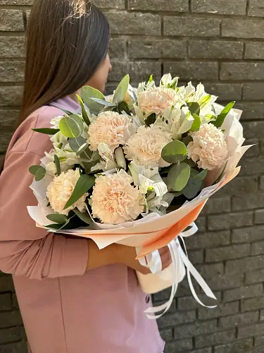 Альстромерия и диантус в дизайнерской упаковке