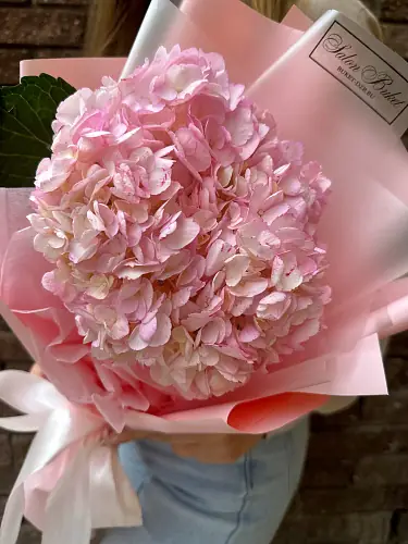 На фото №3 Букет живых цветов с розовой гортензией