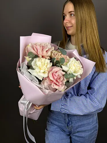 На фото №4 Нежный букет из роз и эвкалипта 