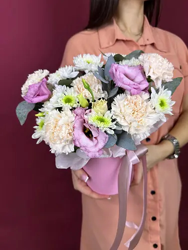 На фото №5 Живые цветы с гвоздикой и эустомой в коробке