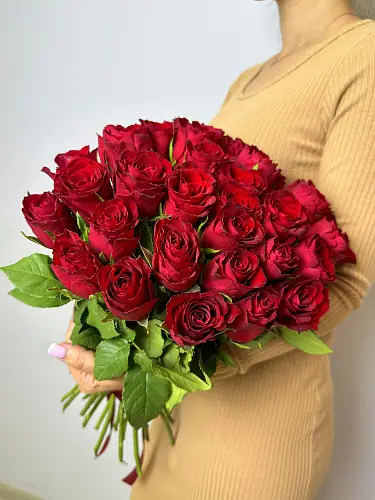 На фото №6 Букет живых цветов из 35 Красных роз