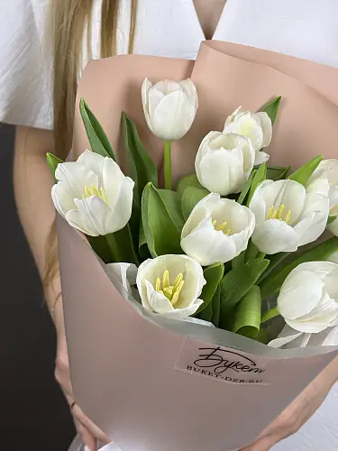 На фото №4 Букет из 11 Светлых  тюльпанов 