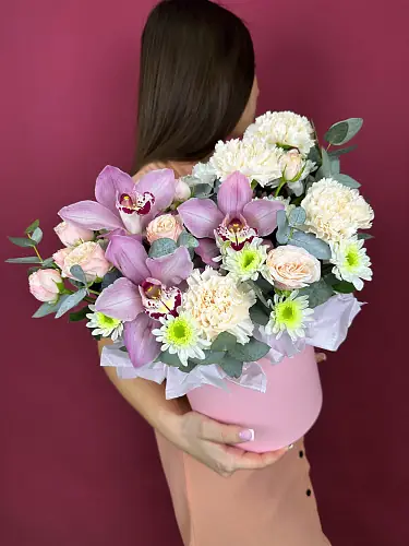 На фото №6 Композиция живых цветов с орхидеями и розами