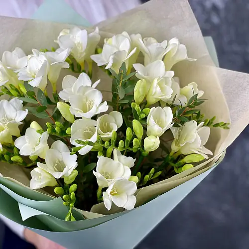 На фото №2 Фрезия и эвкалипт