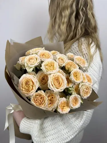 На фото №4 Букет из 5 Кустовых роз