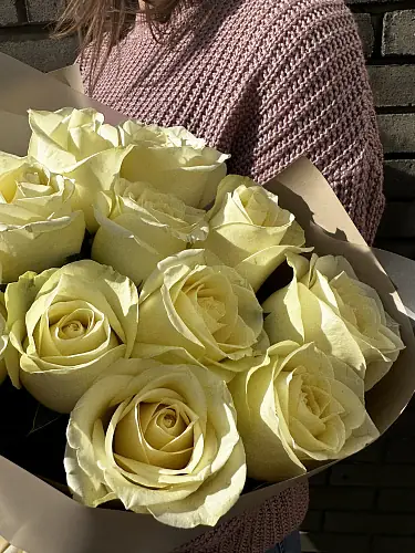 На фото №5 11 Белых роз в дизайнерской упаковке 