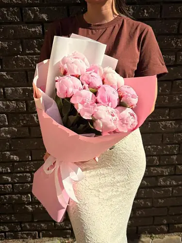 На фото №4 Букет из 9 пионов