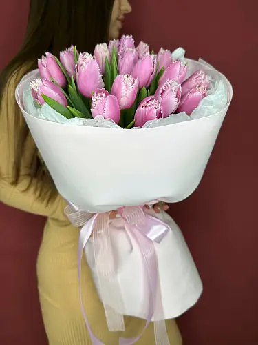На фото №2 Букет живых цветов из 21 Розового тюльпана в дизайнерской упаковке
