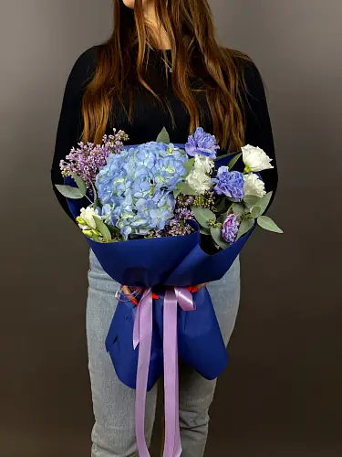 На фото №2 Букет с гортензией и сиренью 