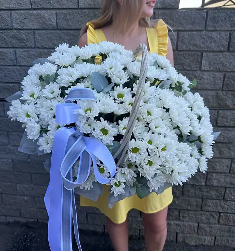 На фото №2 Корзина с белой кустовой хризантемой 