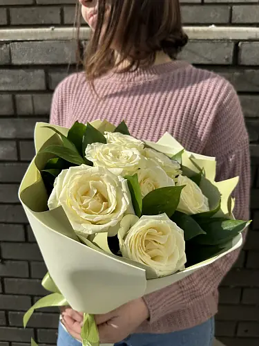 На фото №3 Букет живых цветов из 7 Белых роз оформленный в дизайнерскую упаковку