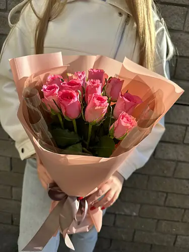 На фото №2 Букет живых цветов из 11 розовых роз